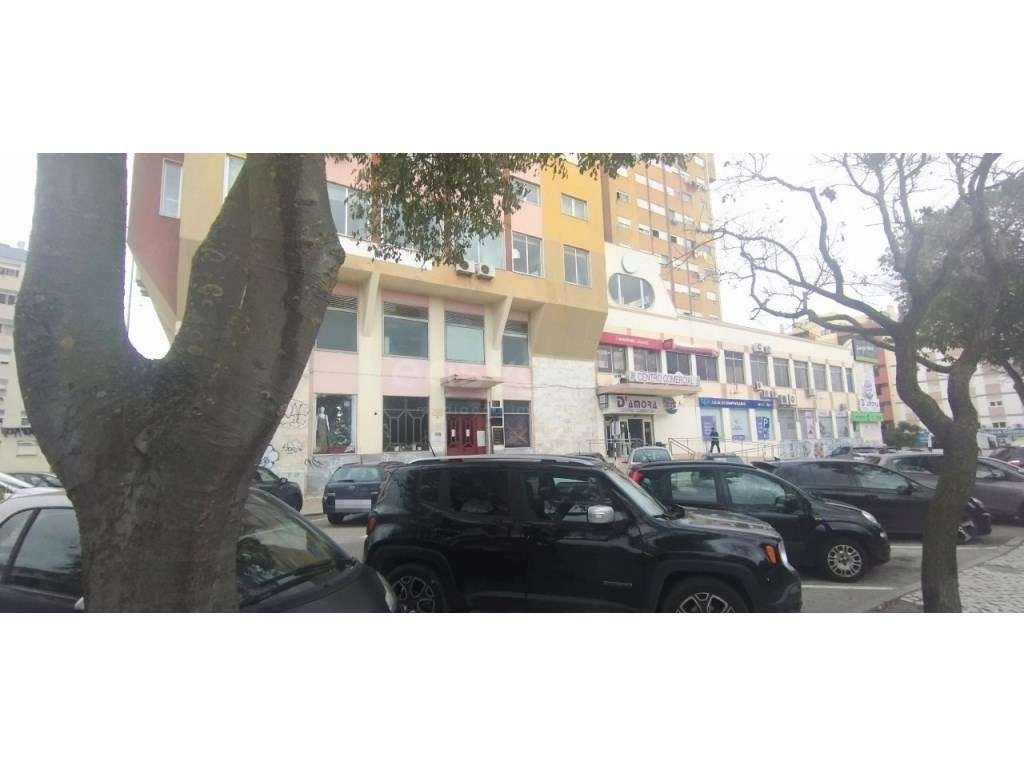 Duas Lojas no Centro Comercial da Amora - Grande imagem: 4/11