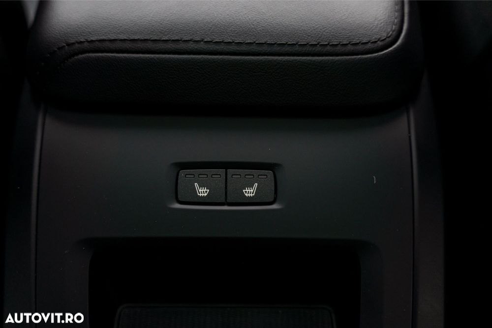 Volvo XC 60 B4 D Plus Dark - 24