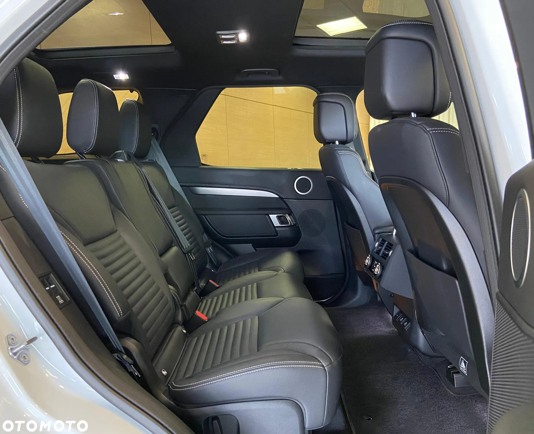 Land Rover Discovery V 2.0 P300 R-Dynamic SE - 20