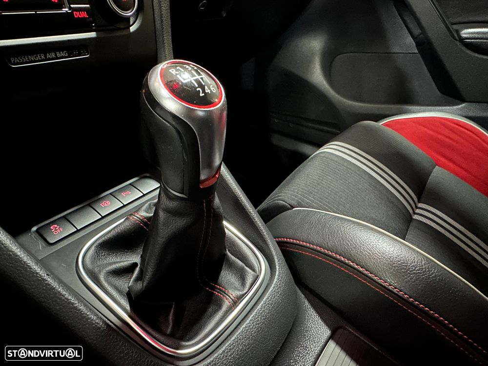 VW Golf 2.0 GTI adidas - 27