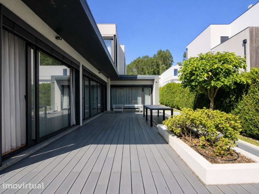 Moradia T4 com 4 frentes e jardim privado com árvores espaço e lumi... - Grande imagem: 5/31