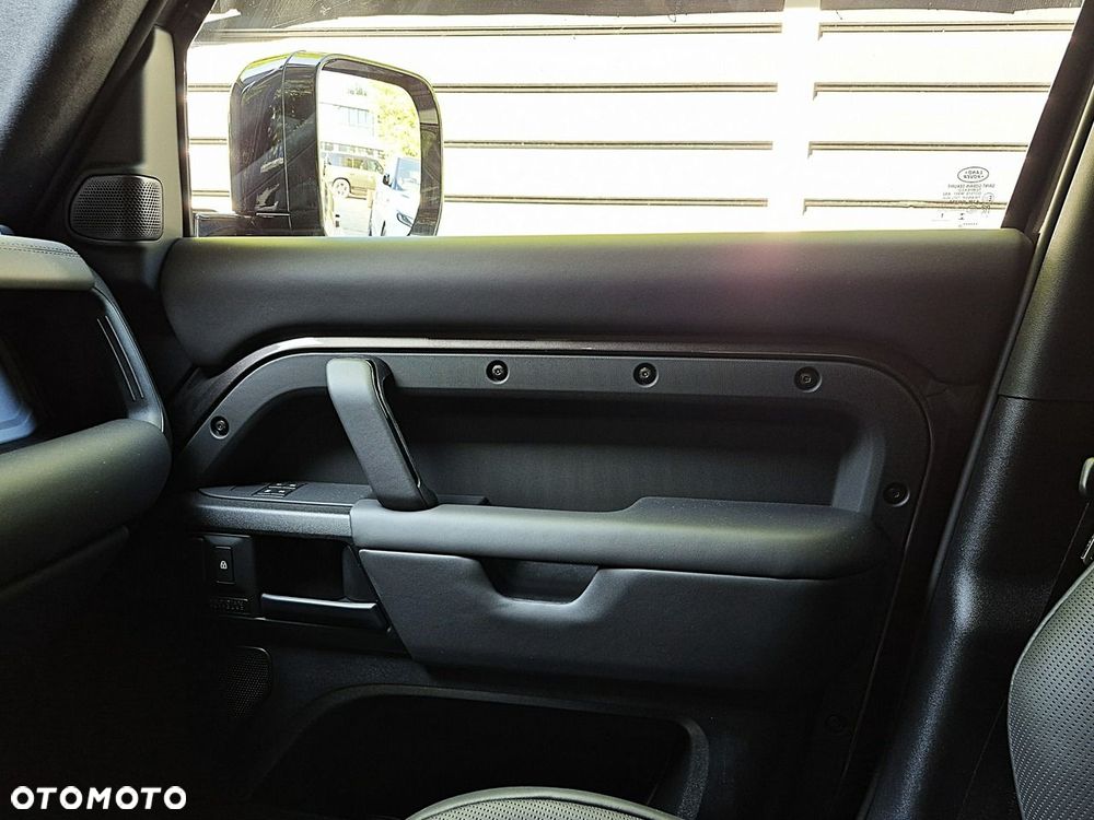 Land Rover Defender 110 P635 OCTA - 37