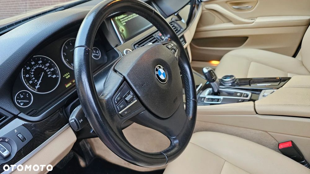 BMW Seria 5 528i xDrive Sport-Aut Luxury Line - 30