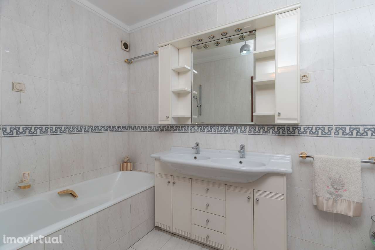 Moradia T6, RENOVADA, junto ao Centro da Cidade - Grande imagem: 3/34