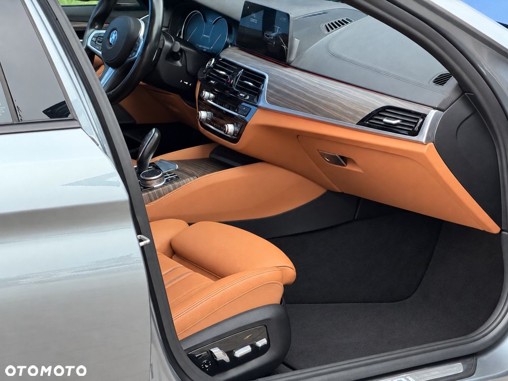 BMW Seria 5 M550i xDrive - 30