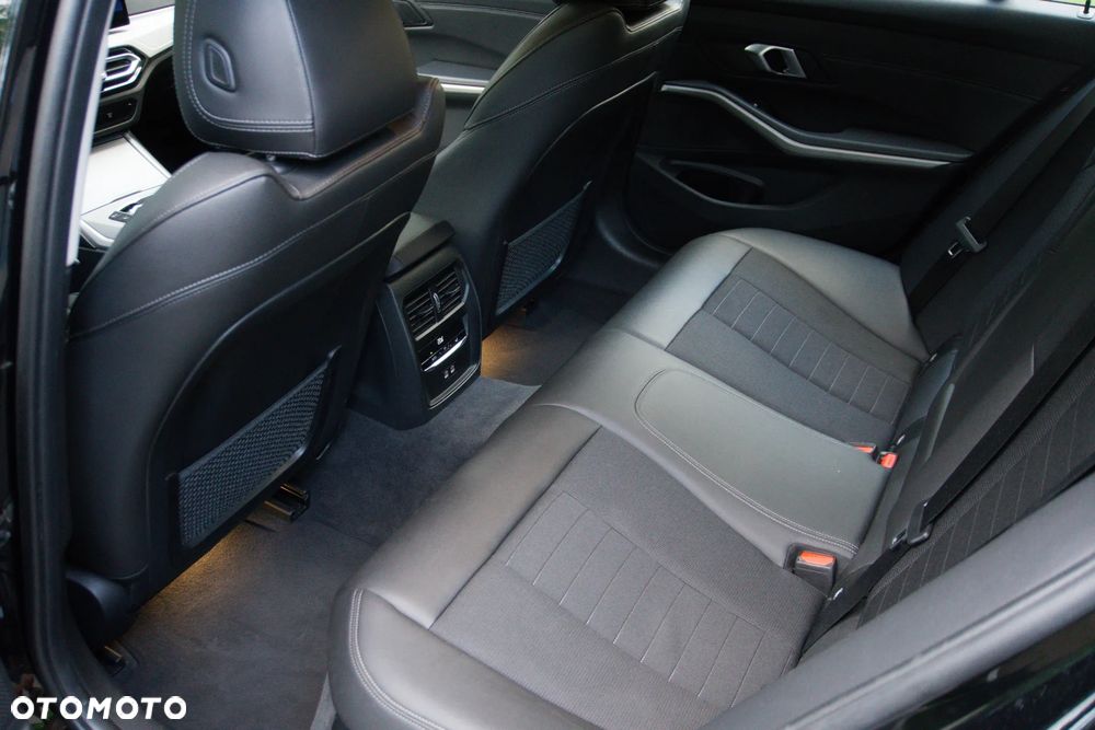 BMW Seria 3 318d MHEV - 30