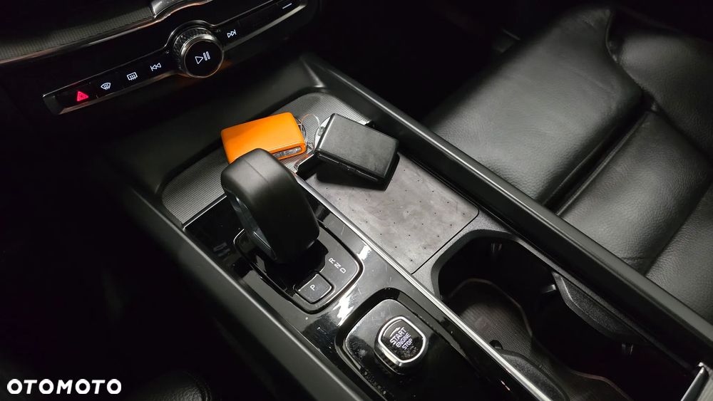 Volvo XC 60 B4 D Plus Dark - 25