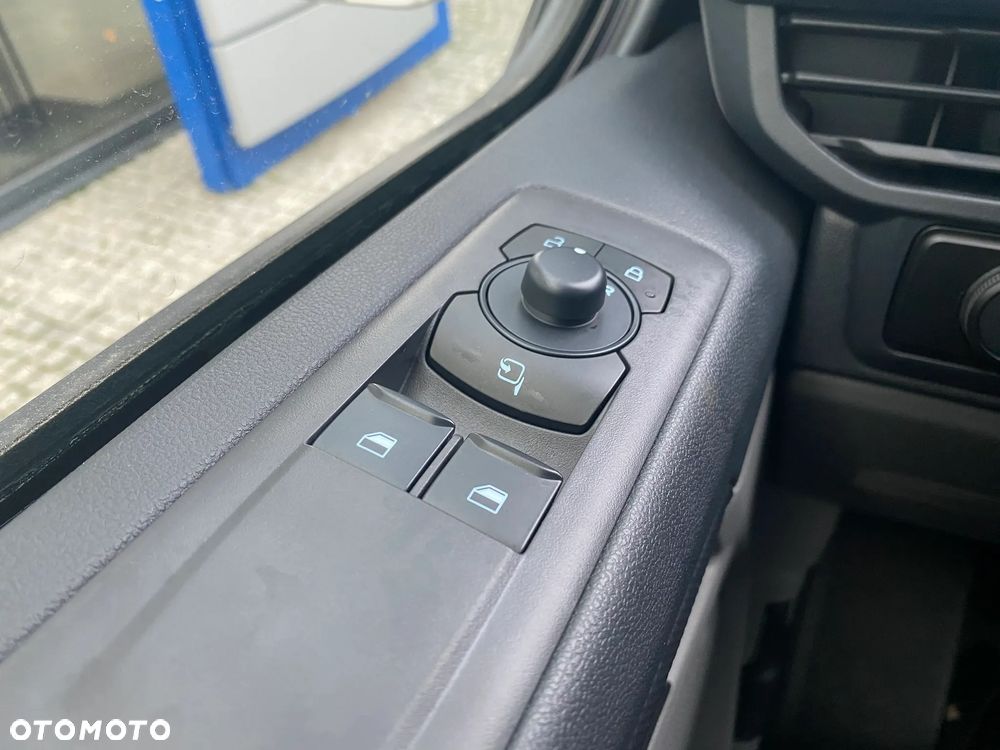 Ford Custom Van Trend - 18