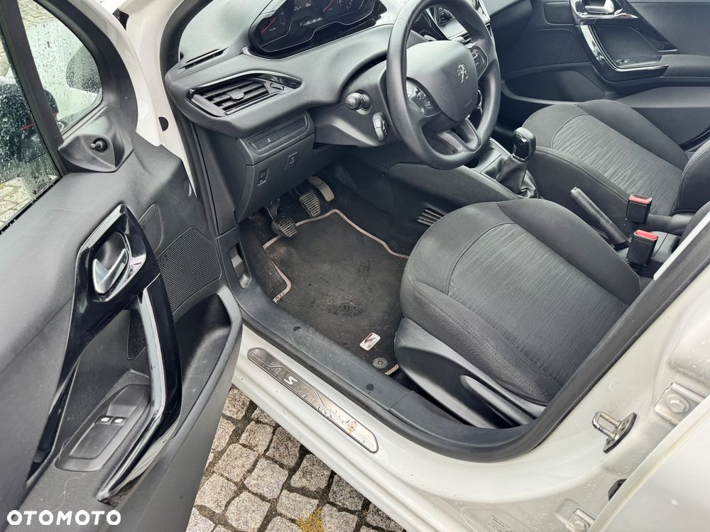 Peugeot 208 - 24