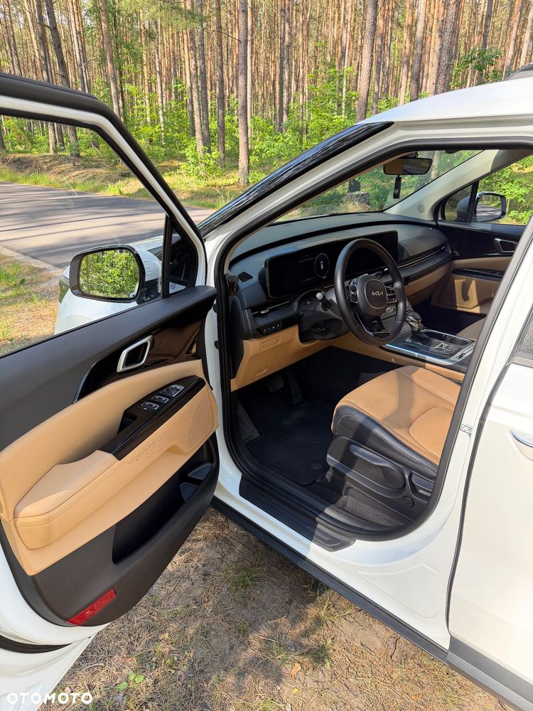 Kia Carnival - 12