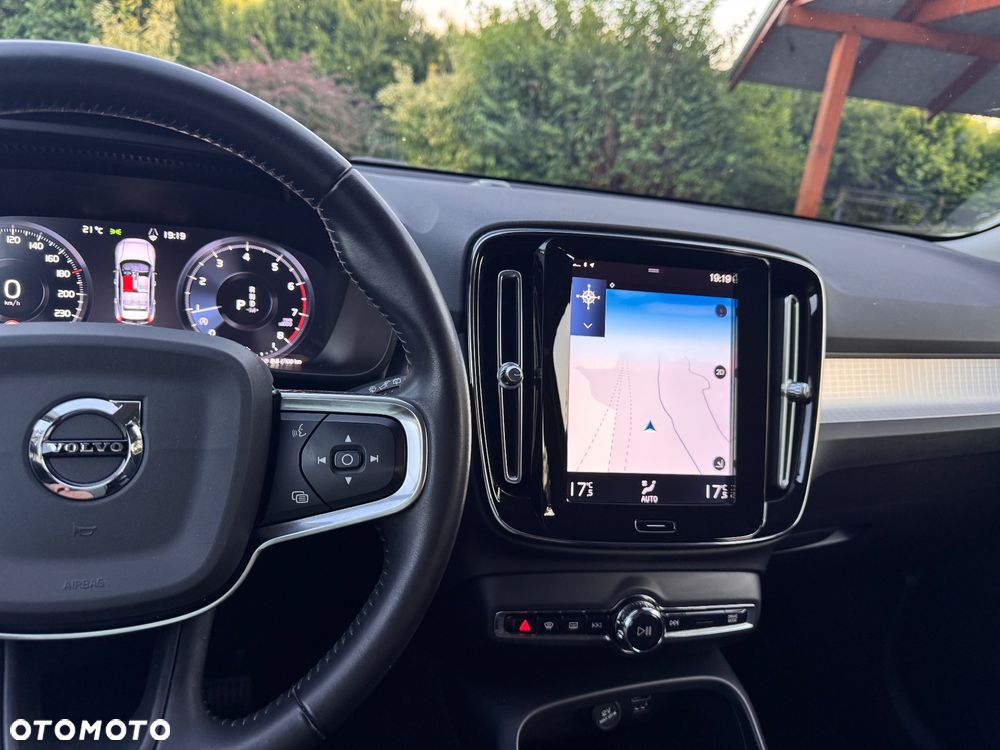 Volvo XC 40 T3 Geartronic Momentum Pro - 28
