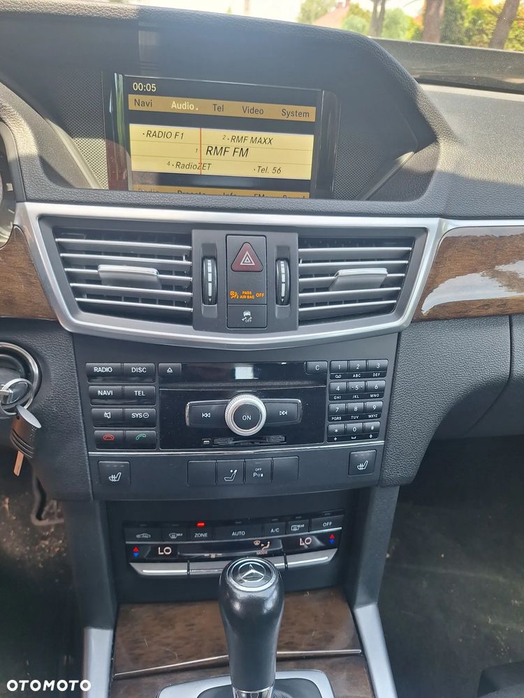Mercedes-Benz Klasa E 250 CGI BlueEffICIENCY Avantgarde - 24