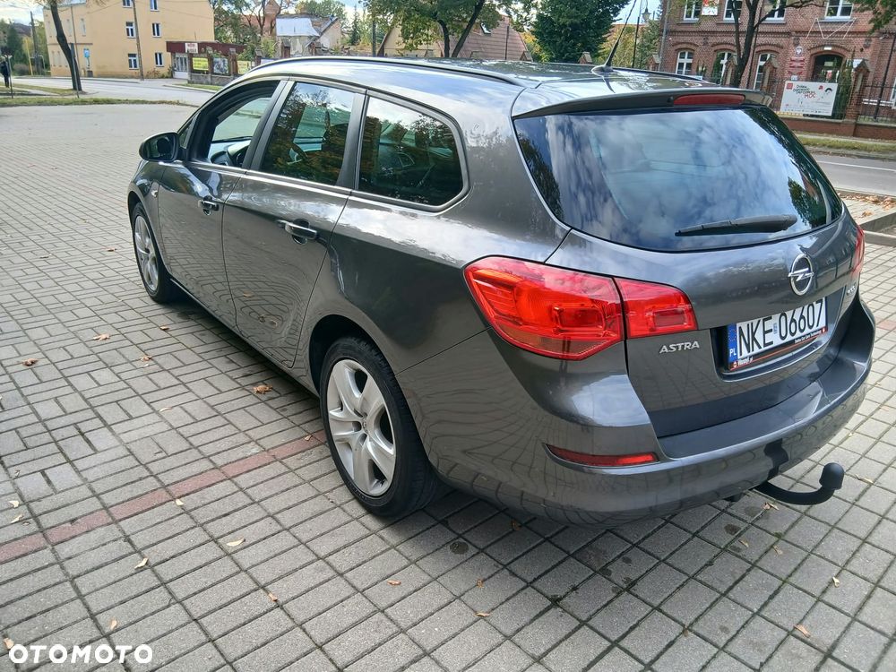 Opel Astra 2011 photo 4