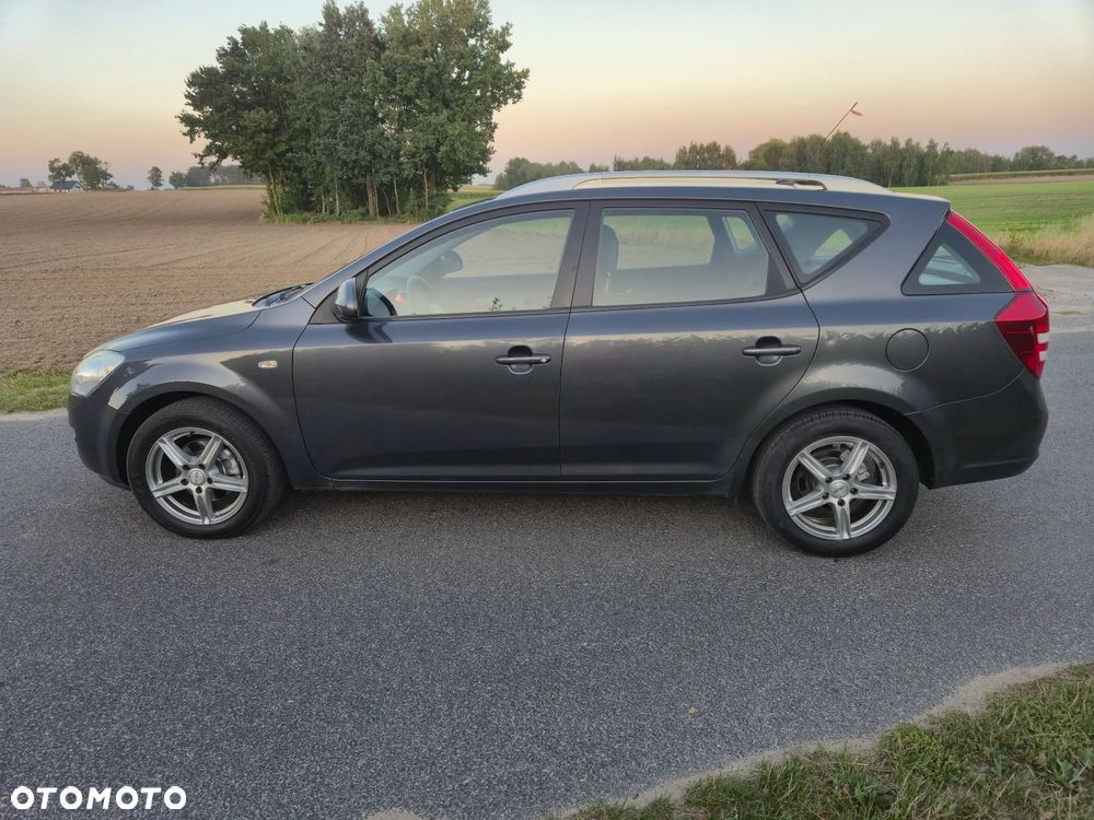 Kia Ceed - 10
