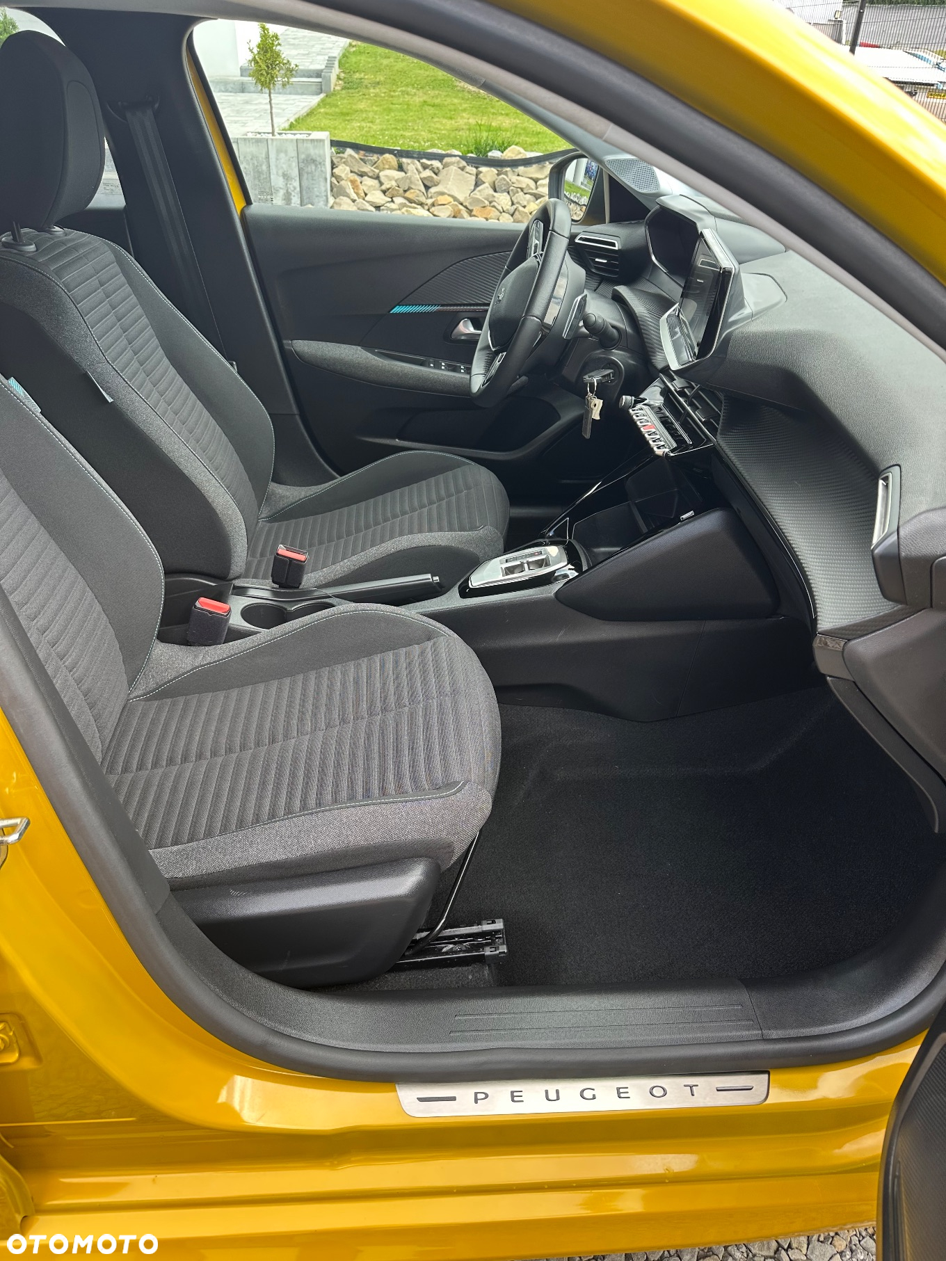 Peugeot 208 - 8