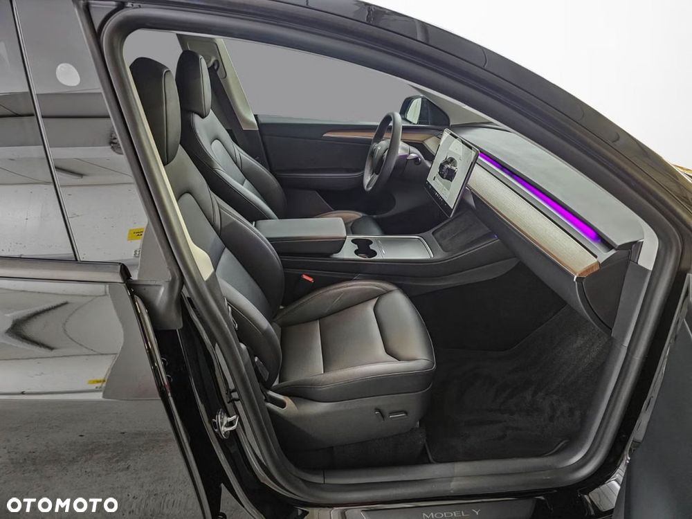Tesla Model Y Long Range AWD - 23