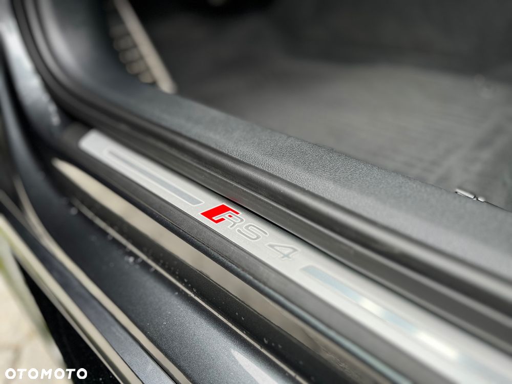 Audi RS4 Avant - 34