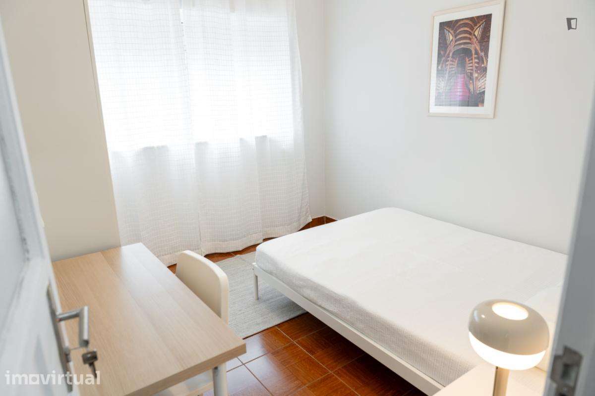 Quarto - localizado em Santa Marinha Porto - Grande imagem: 4/15