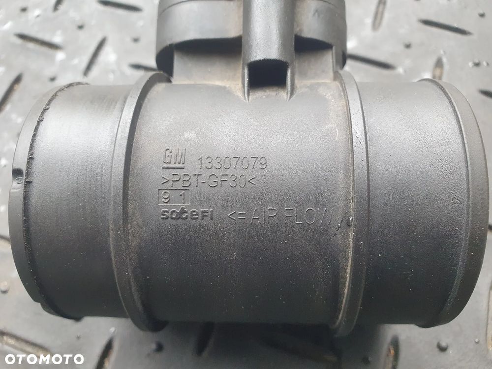 PRZEPŁYWOMIERZ POWIETRZA OPEL MERIVA B CORSA D 1.2 16V 1.4 16V 13307079  + WTYCZKA INSTALACJA - 2