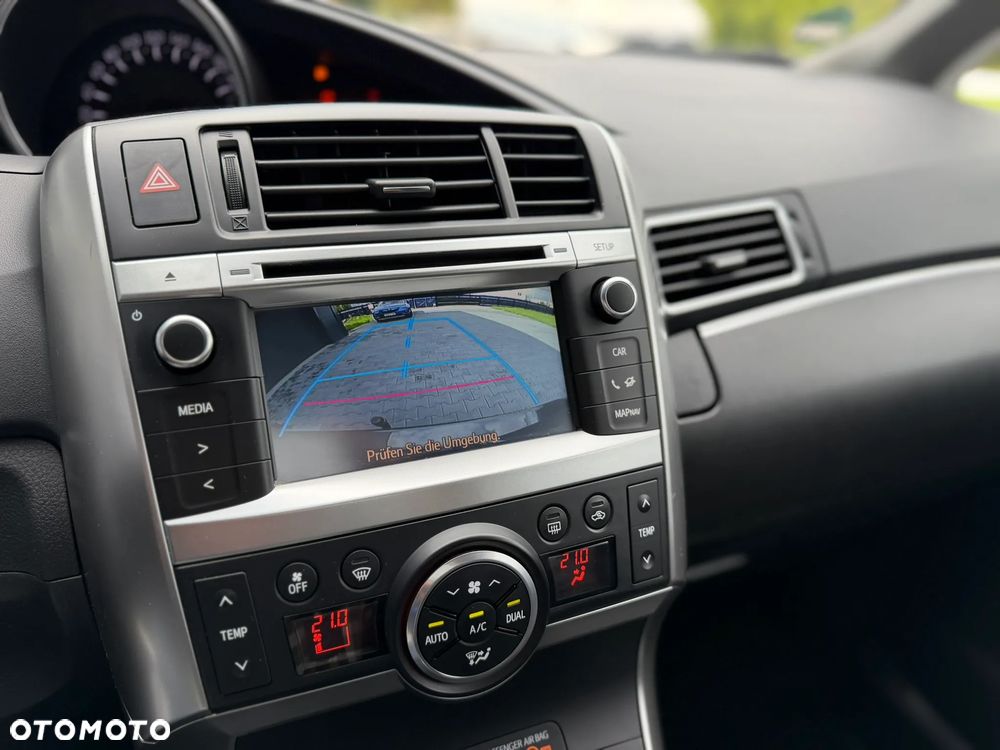 Toyota Avensis 1.8 Premium - 11