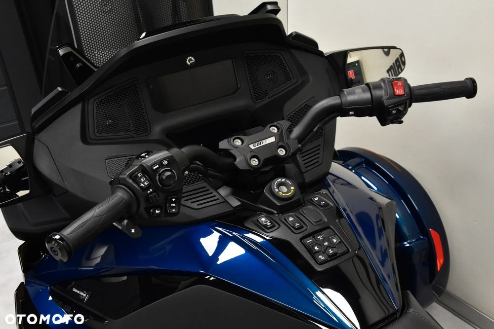 Can-Am Spyder - 18
