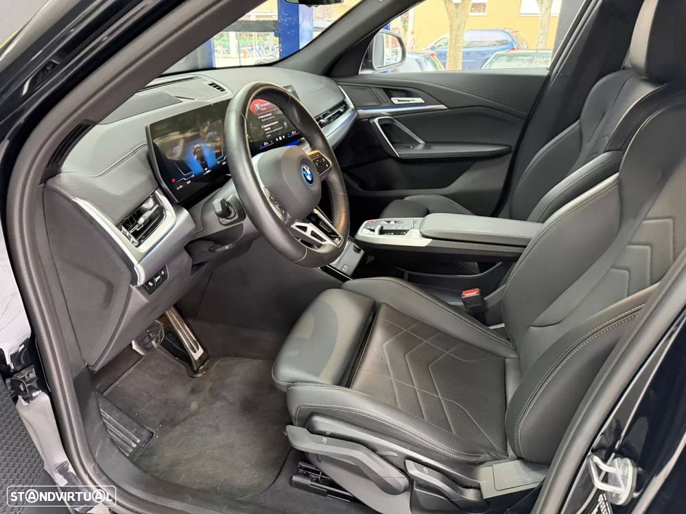 BMW iX2 eDrive20 Pack Desportivo M - 38