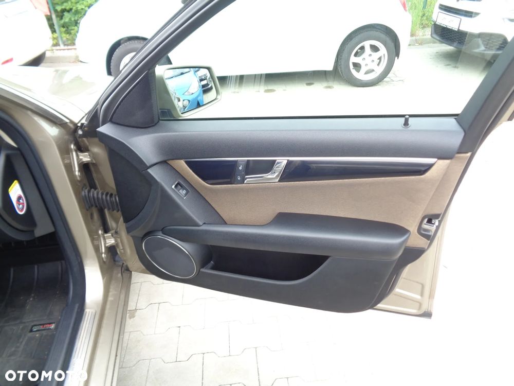 Mercedes-Benz Klasa C 200 CDI DPF Automatik Elegance - 19