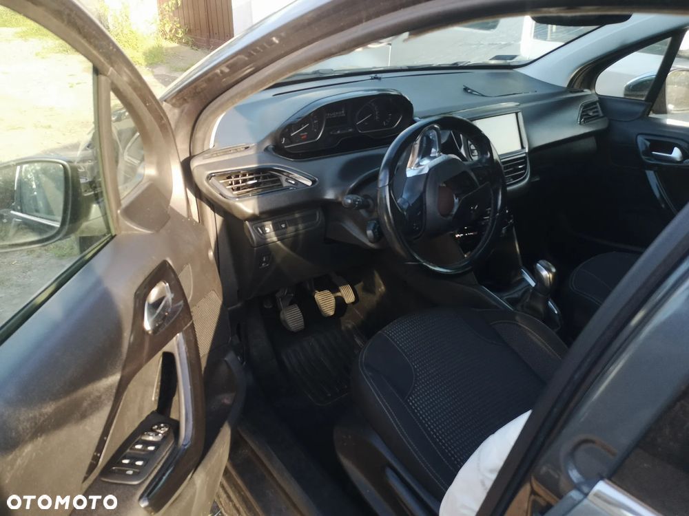 Peugeot 208 - 25