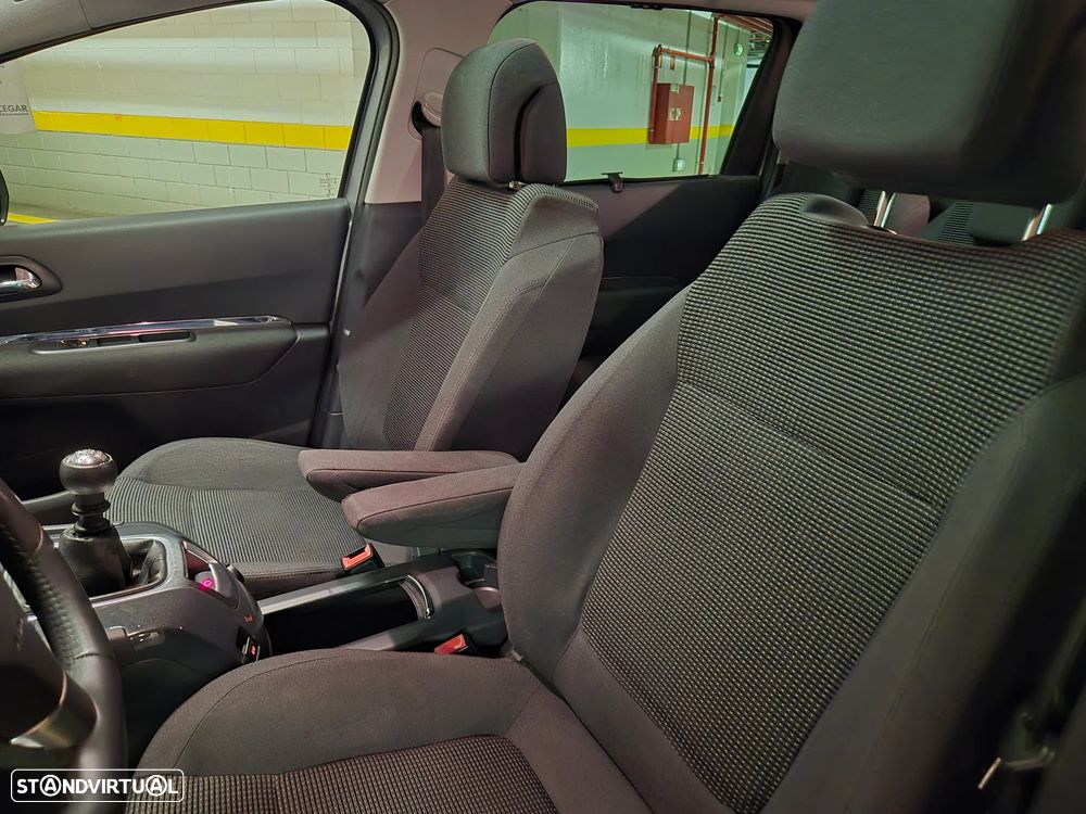 Peugeot 5008 1.6 HDi 7L Allure - 26