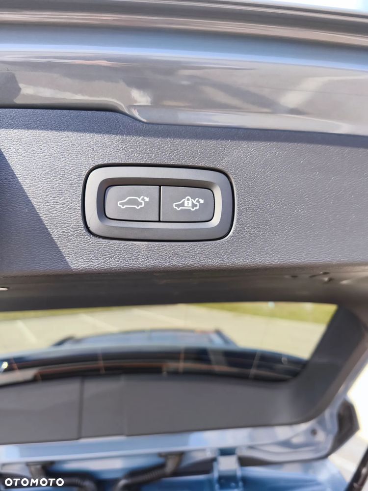 Volvo V60 T8 AWD Plus Dark - 28