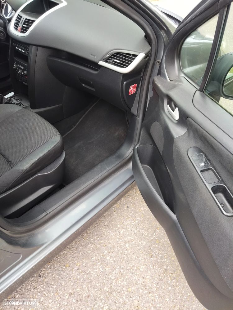 Peugeot 207 - 15