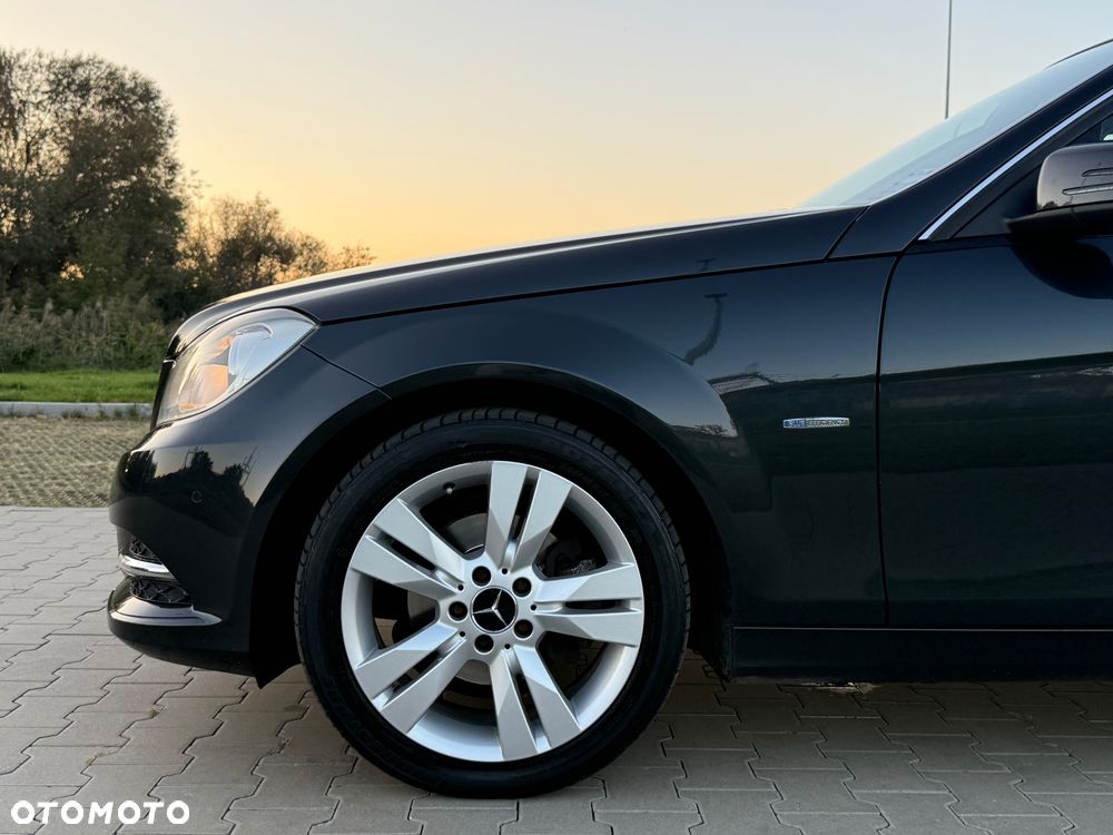 Mercedes-Benz Klasa C 180 CGI Automatik BlueEFFICIENCY - 33