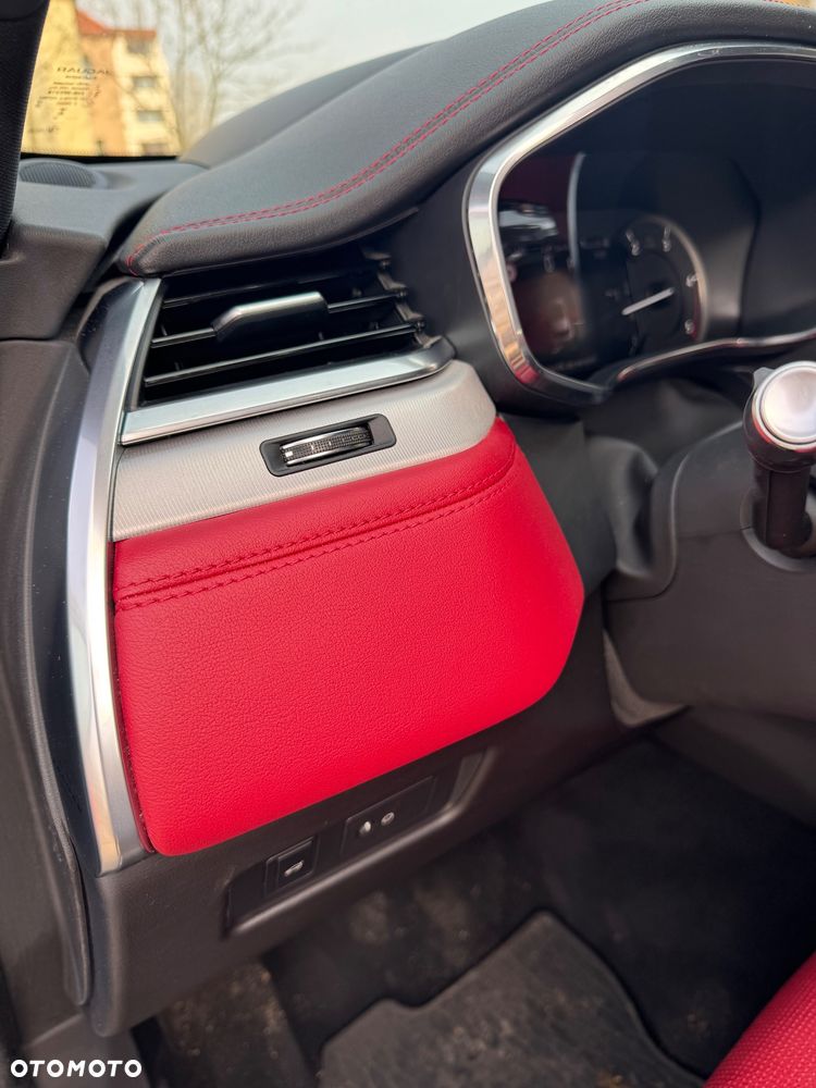 Jaguar F-Pace D300 AWD R-Dynamic SE 90th Anniversary Edition - 31