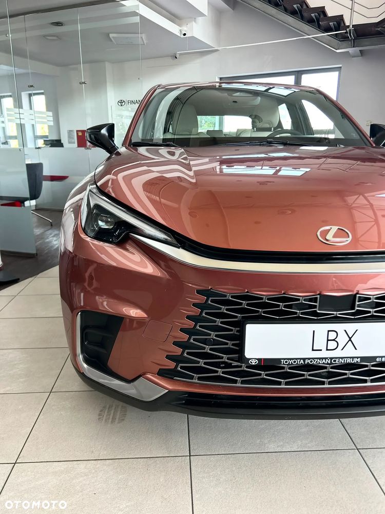 Lexus LBX - 6