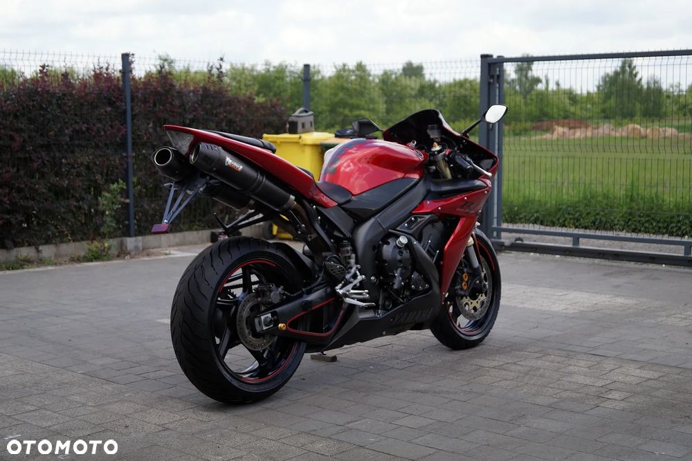 Yamaha R1 - 11