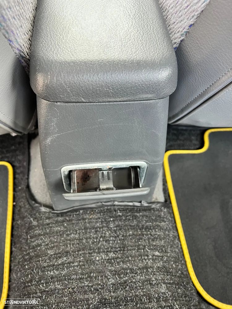 Mitsubishi Lancer 1300 GLXi - 24