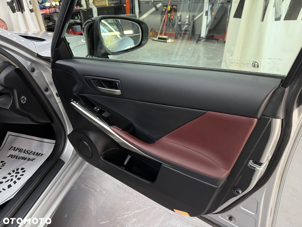 Lexus IS 300h Elegance EU6 - 16