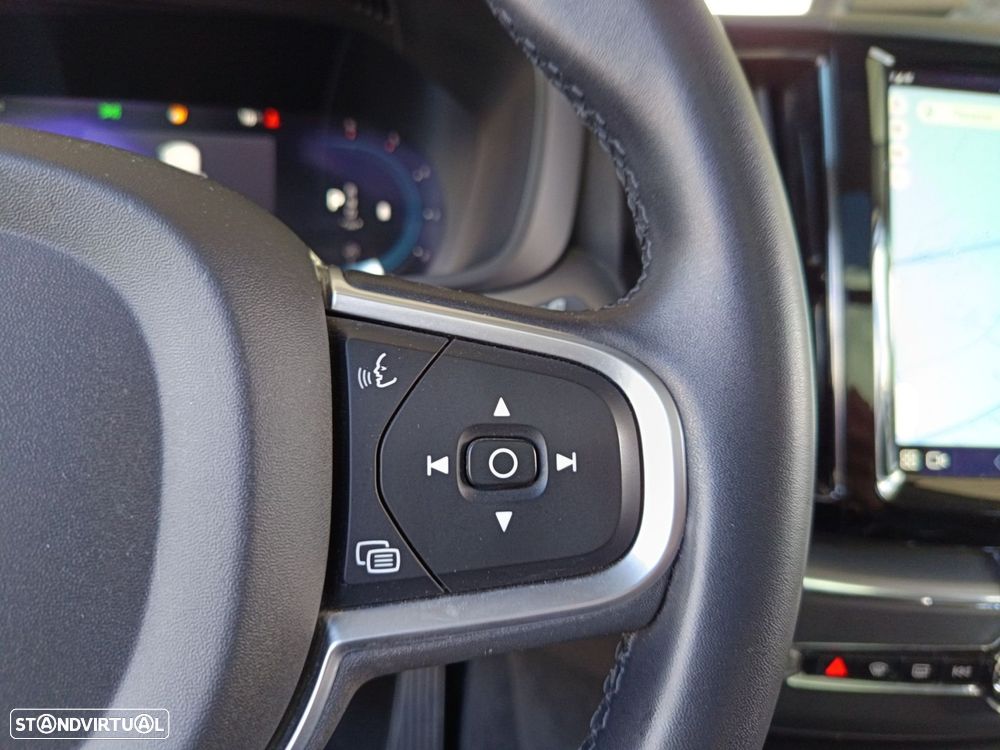 Volvo XC 60 2.0 B4 Momentum Plus Geartronic - 17