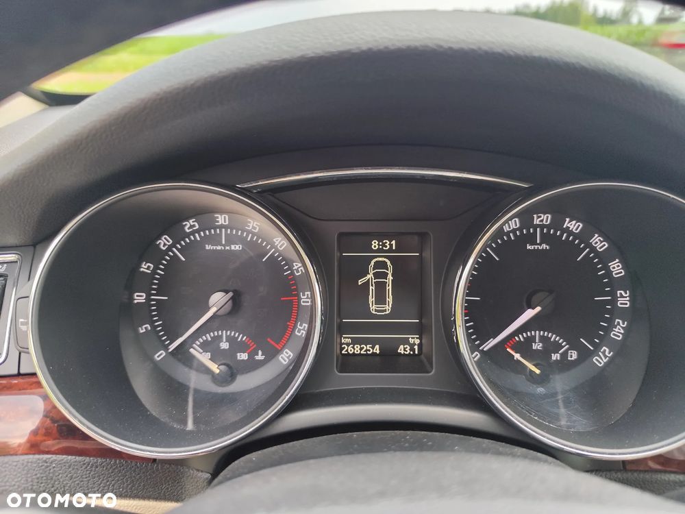 Skoda Superb 2.0 TDI Elegance DSG - 22