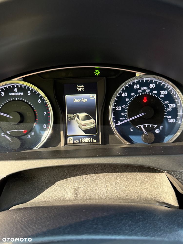 Toyota Camry 2.5 XLE - 19
