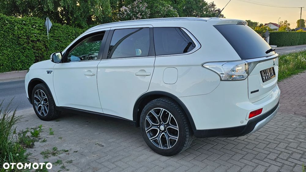 Mitsubishi Outlander Instyle NAVI + - 28
