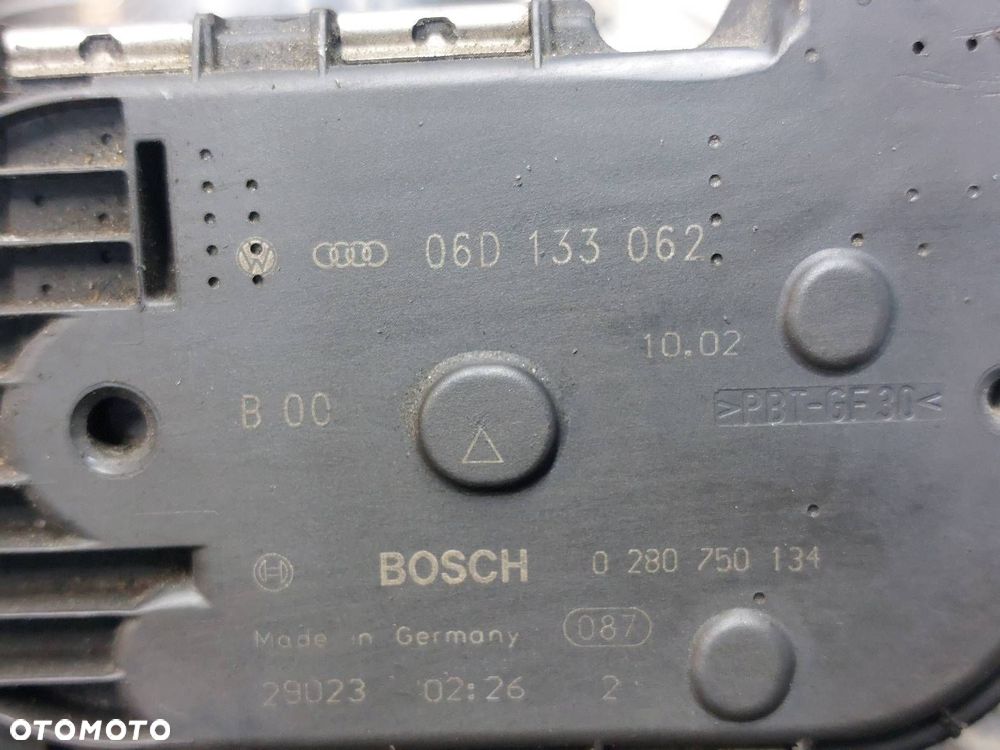 PRZEPUSTNICA AUDI A4 B6 2.0 20V 06D133062 - 2