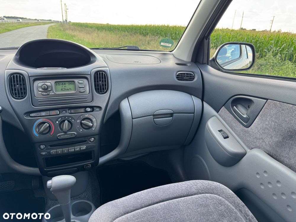 Toyota Yaris Verso 1.3 Sol - 33