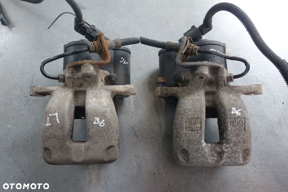 ZACISK PRAWY TYŁ PASSAT B6 - 1