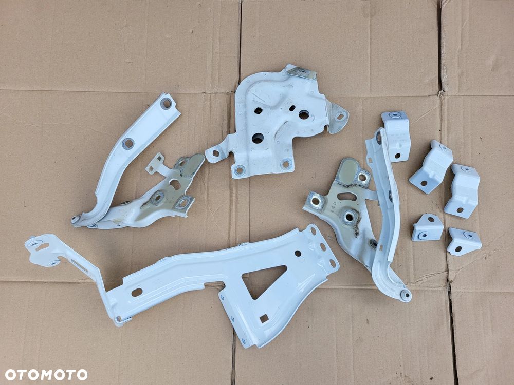 ZAWIAS MASKI AUDI E TRON Q8 4KE823302 4KE823301 - 2