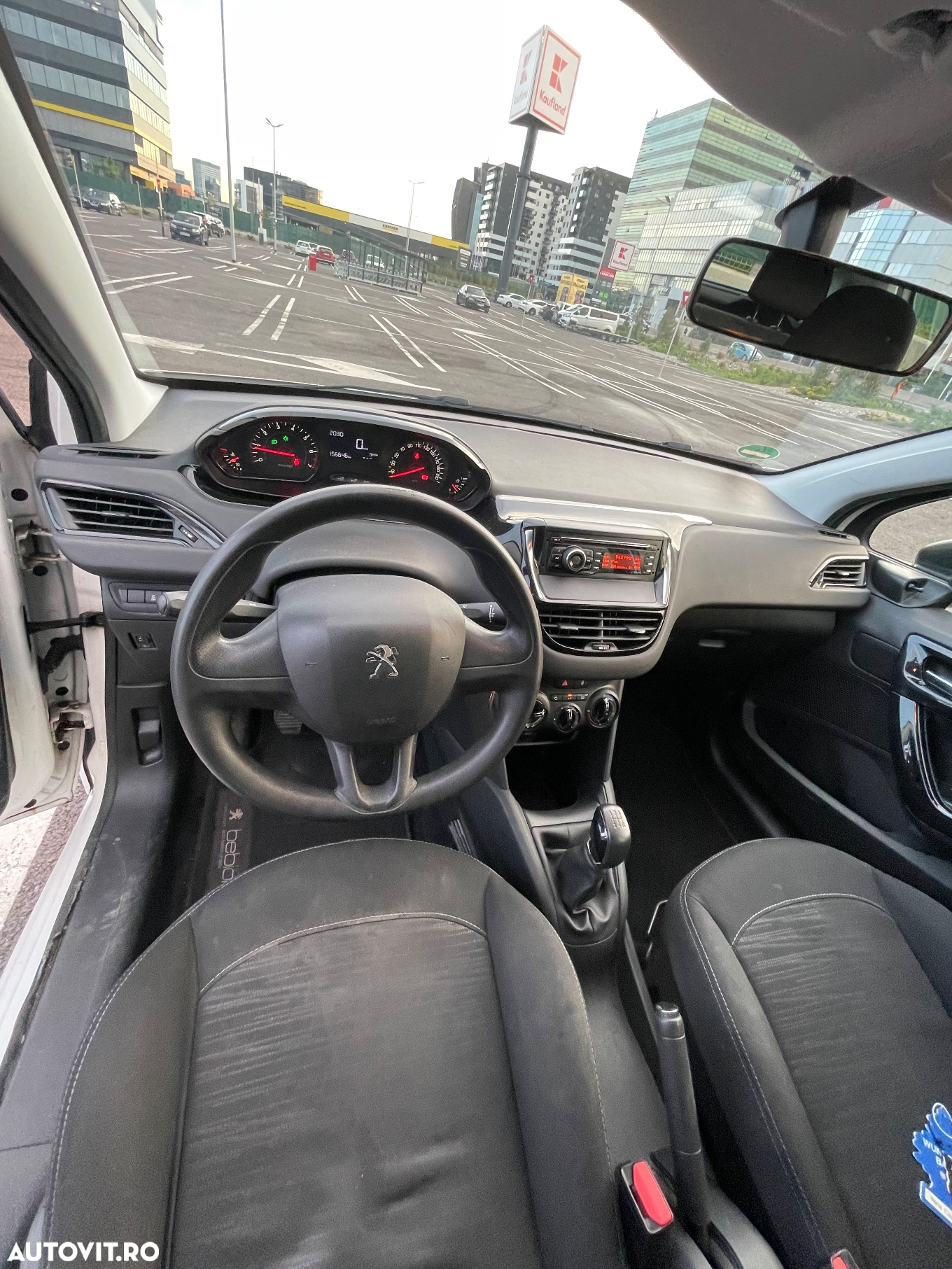 Peugeot 208 - 8