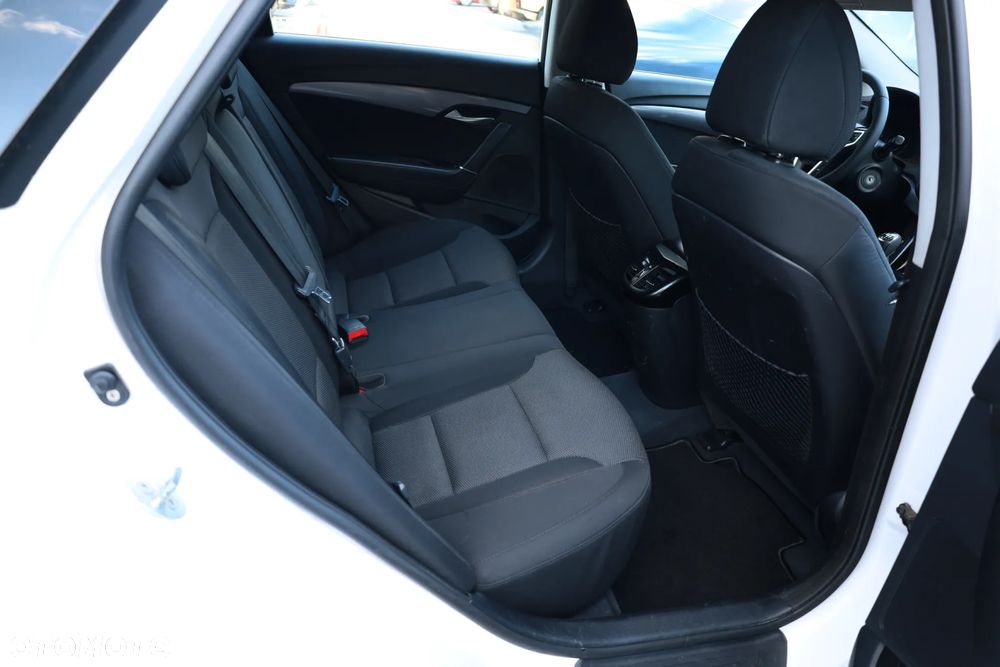 Hyundai i40 Kombi blue 1.6 Family+ - 16