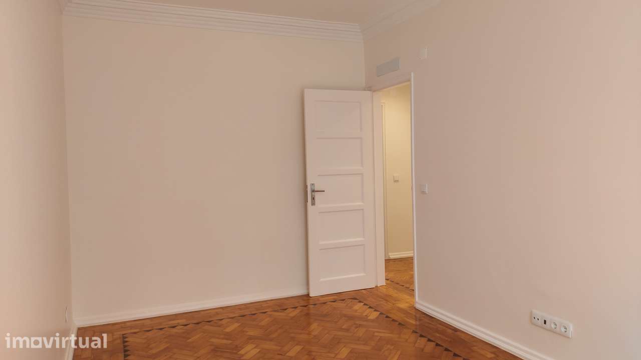 CAMPOLIDE - T3 Renovado com varanda e 2 casa de banho - Grande imagem: 4/16