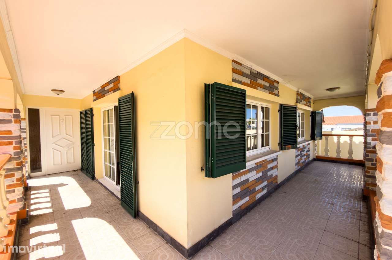 Moradia T4 Com Entradas Independentes e Garagem - Grande imagem: 4/18