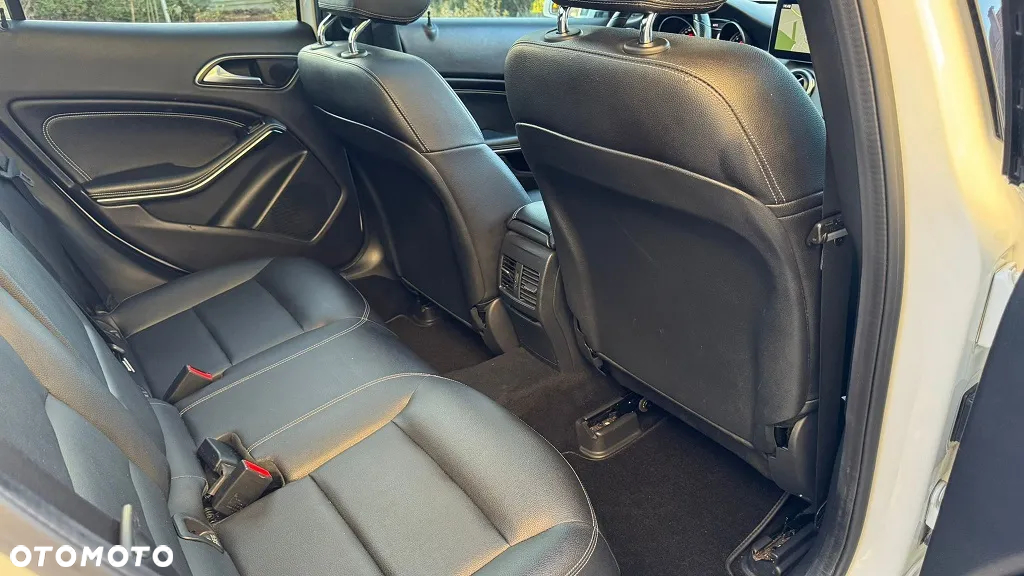 Mercedes-Benz GLA 250 4Matic 7G-DCT AMG Line - 24